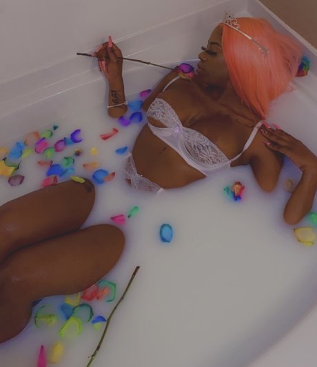 Naakte gelekte OnlyFans-foto van Princess Pretty Mfer