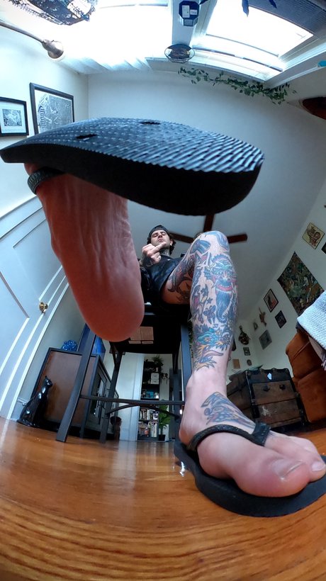 Naakte gelekte OnlyFans-foto van Tattooed Dom