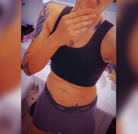 Naakte gelekte OnlyFans-foto van Roman Woods
