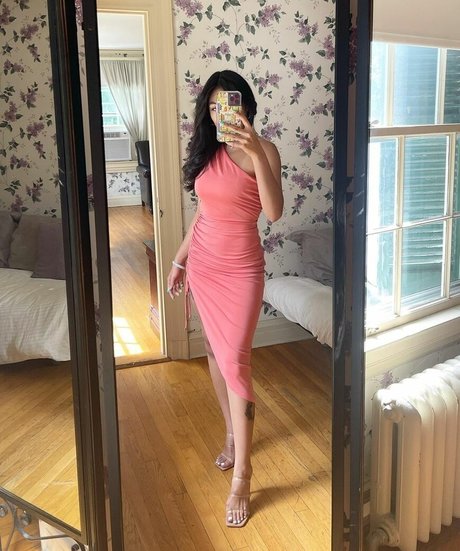 Naakte gelekte OnlyFans-foto van Reyna Morena
