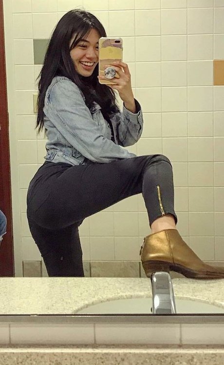 Naakte gelekte OnlyFans-foto van Reyna Morena