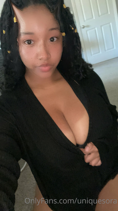 Naakte gelekte OnlyFans-foto van Uniquesora