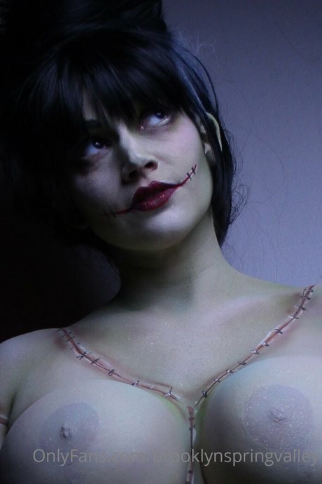 Naakte gelekte OnlyFans-foto van Brooklyn Spring Valley