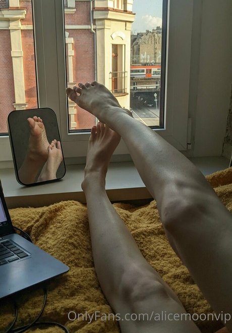Naakte gelekte OnlyFans-foto van Alice Moon