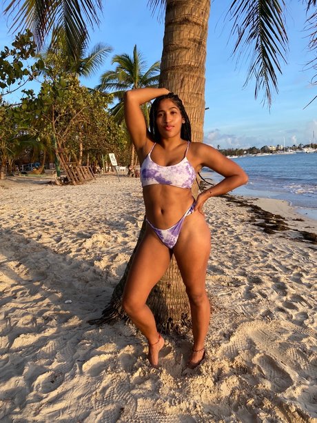Naakte gelekte OnlyFans-foto van Marti Belle