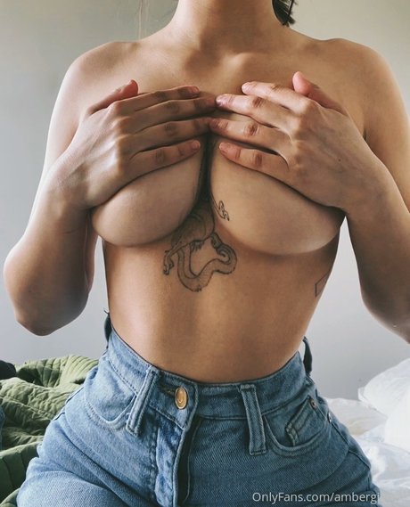 Naakte gelekte OnlyFans-foto van Amber Gianna