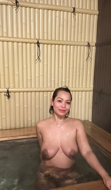 Naakte gelekte OnlyFans-foto van Hotasiangranny