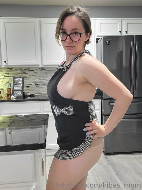 Naakte gelekte OnlyFans-foto van Kibas Mom