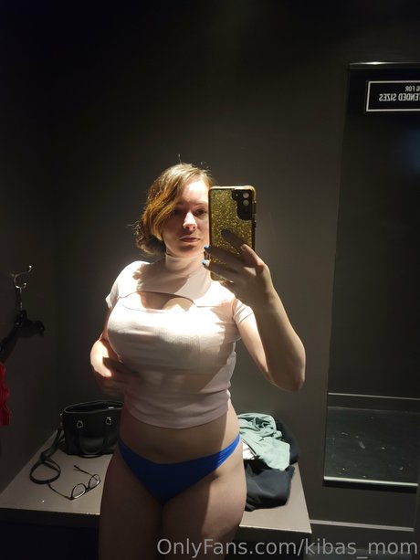 Naakte gelekte OnlyFans-foto van Kibas Mom