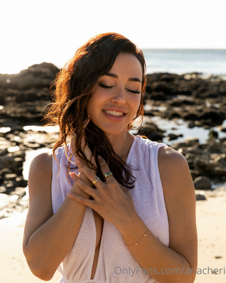 Naakte gelekte OnlyFans-foto van Ana Cheri