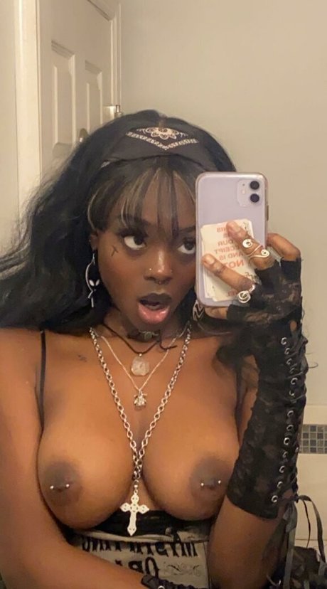 Naakte gelekte OnlyFans-foto van Deadnaewalking
