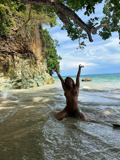 Naakte gelekte OnlyFans-foto van Yogicath