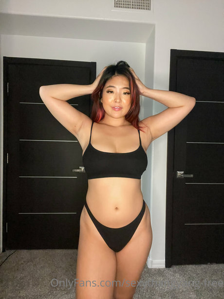 Naakte gelekte OnlyFans-foto van Kimberly Yang