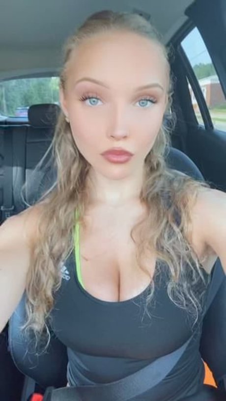 Naakte gelekte OnlyFans-foto van Evie And Ellie Erikson