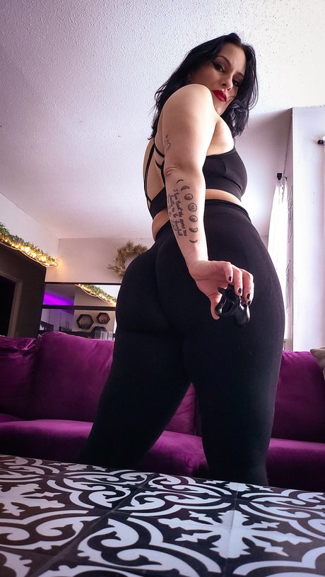 Naakte gelekte OnlyFans-foto van Mistress Vera