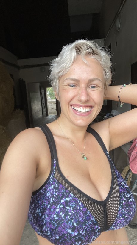 Naakte gelekte OnlyFans-foto van Angel Wicky