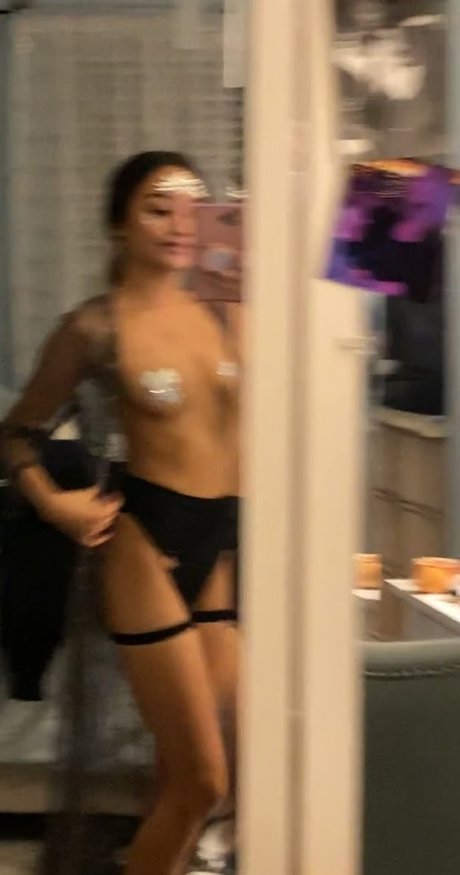 Naakte gelekte OnlyFans-foto van Stepsis