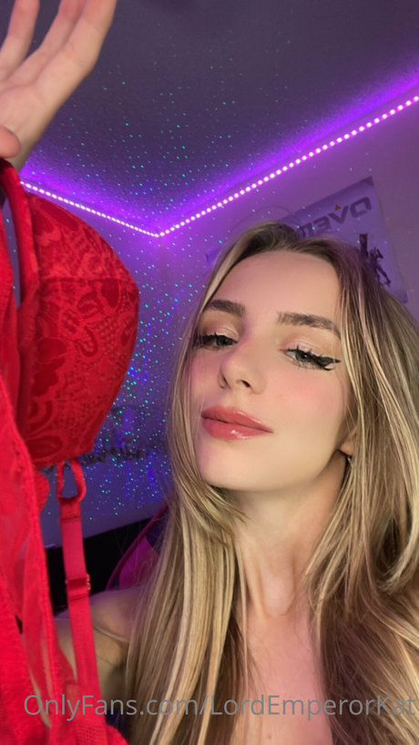 Kat ONLINE NOW