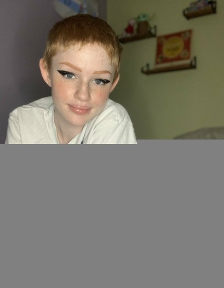 Naakte gelekte OnlyFans-foto van Aaliyah May