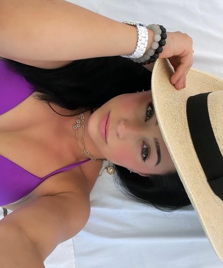 Naakte gelekte OnlyFans-foto van Kat Corrao