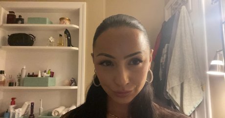 Naakte gelekte OnlyFans-foto van Kat Corrao