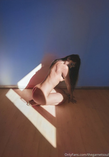 Naakte gelekte OnlyFans-foto van Thegarnetsoul