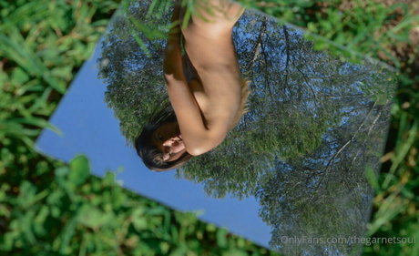 Naakte gelekte OnlyFans-foto van Thegarnetsoul
