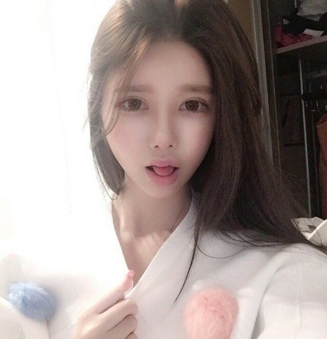 Naakte gelekte OnlyFans-foto van Baek Si Young