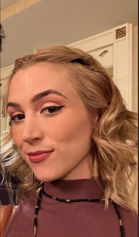 Naakte gelekte OnlyFans-foto van Becca Scott