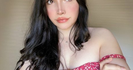 Naakte gelekte OnlyFans-foto van Ariangelsfree