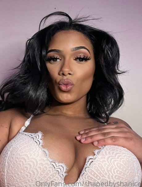 Naakte gelekte OnlyFans-foto van Shapedbyshanice