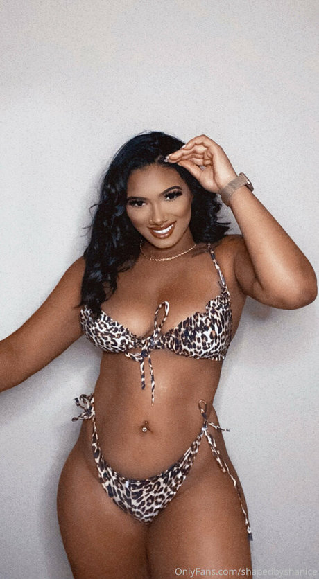 Naakte gelekte OnlyFans-foto van Shapedbyshanice