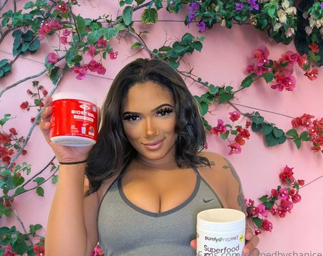 Naakte gelekte OnlyFans-foto van Shapedbyshanice