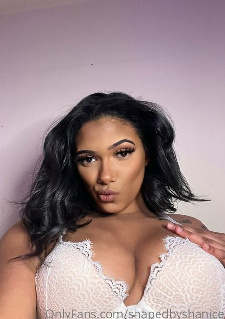 Naakte gelekte OnlyFans-foto van Shapedbyshanice
