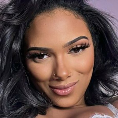 Naakte gelekte OnlyFans-foto van Shapedbyshanice