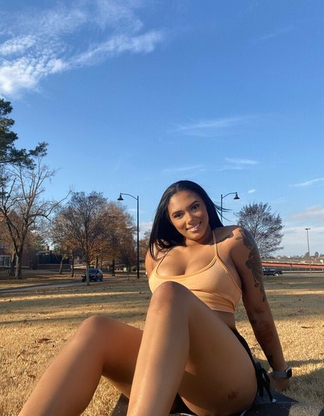 Naakte gelekte OnlyFans-foto van Shapedbyshanice