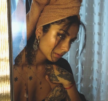 Naakte gelekte OnlyFans-foto van Krewella