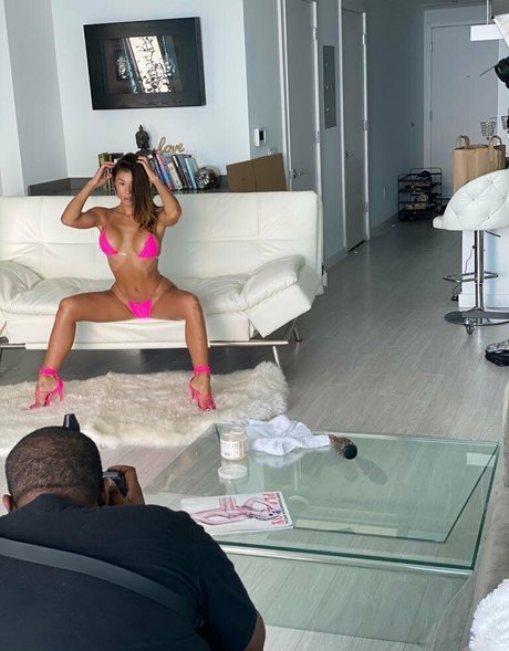 Naakte gelekte OnlyFans-foto van Lotus Bombb