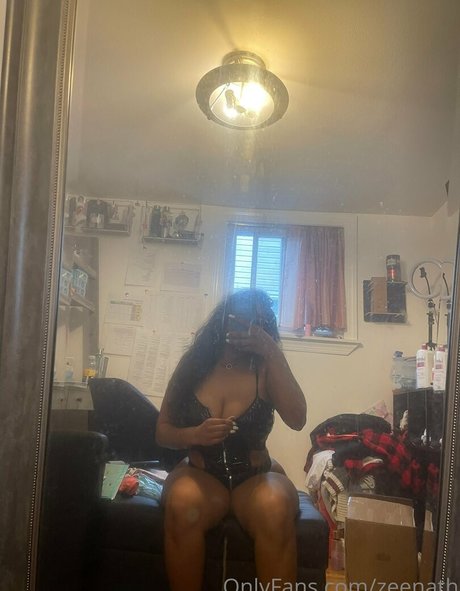 Naakte gelekte OnlyFans-foto van Zeenath