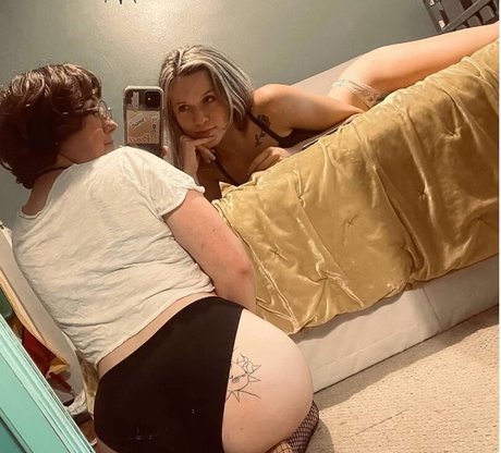 Naakte gelekte OnlyFans-foto van Shwayze Babes