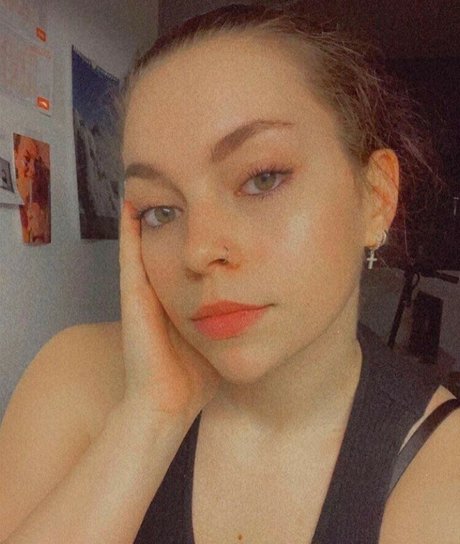 Naakte gelekte OnlyFans-foto van Anna Mungenast