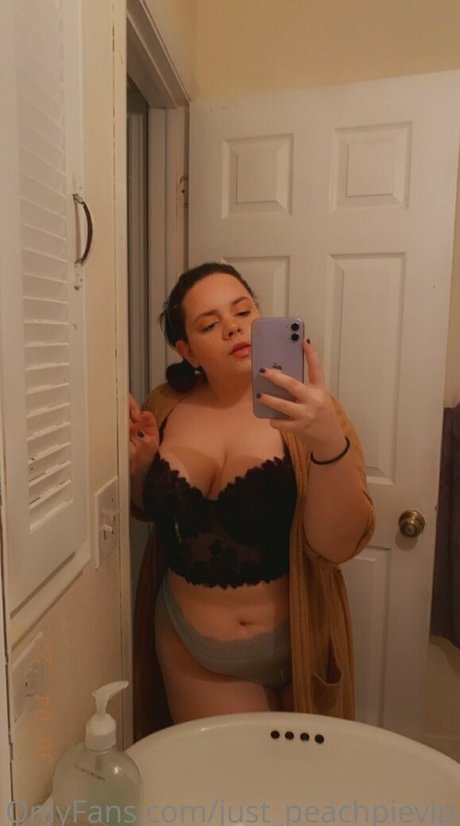Naakte gelekte OnlyFans-foto van Justpeachpievip