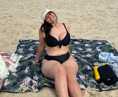 Naakte gelekte OnlyFans-foto van Xanthia Efthymiou