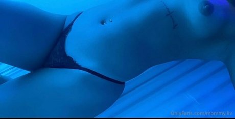 Naakte gelekte OnlyFans-foto van Mommyliv