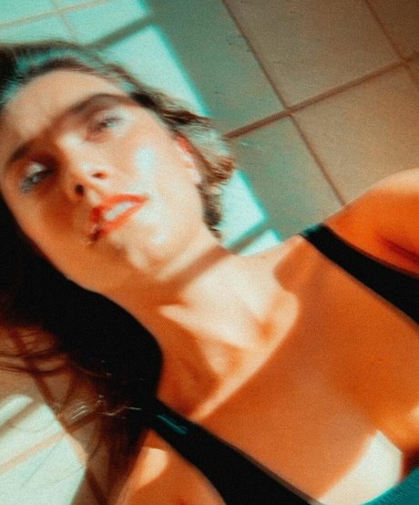 Naakte gelekte OnlyFans-foto van Spencer Grammer