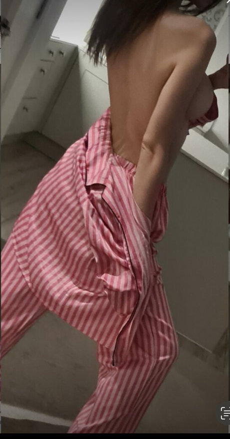 Naakte gelekte OnlyFans-foto van Emylou