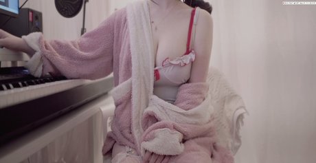 Naakte gelekte OnlyFans-foto van Yuwol