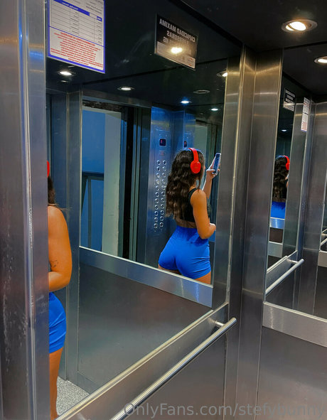 Naakte gelekte OnlyFans-foto van Stefybunny