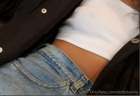 Naakte gelekte OnlyFans-foto van Stefybunny