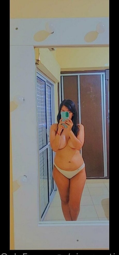 Naakte gelekte OnlyFans-foto van Ninamartine23